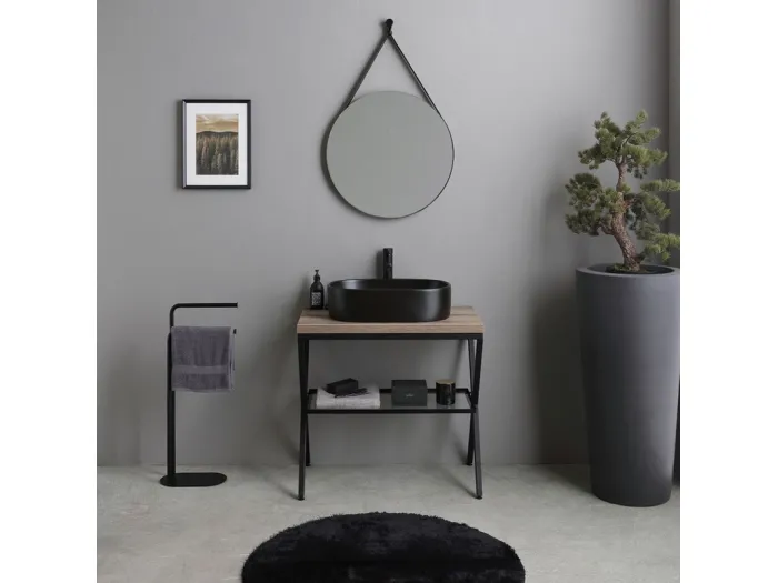 Bodenstehender Badezimmerschrank in Fossileiche „Victoria“ mit ovalem mattschwarzem Keramikwaschbecken und 80 cm rundem Spiegel