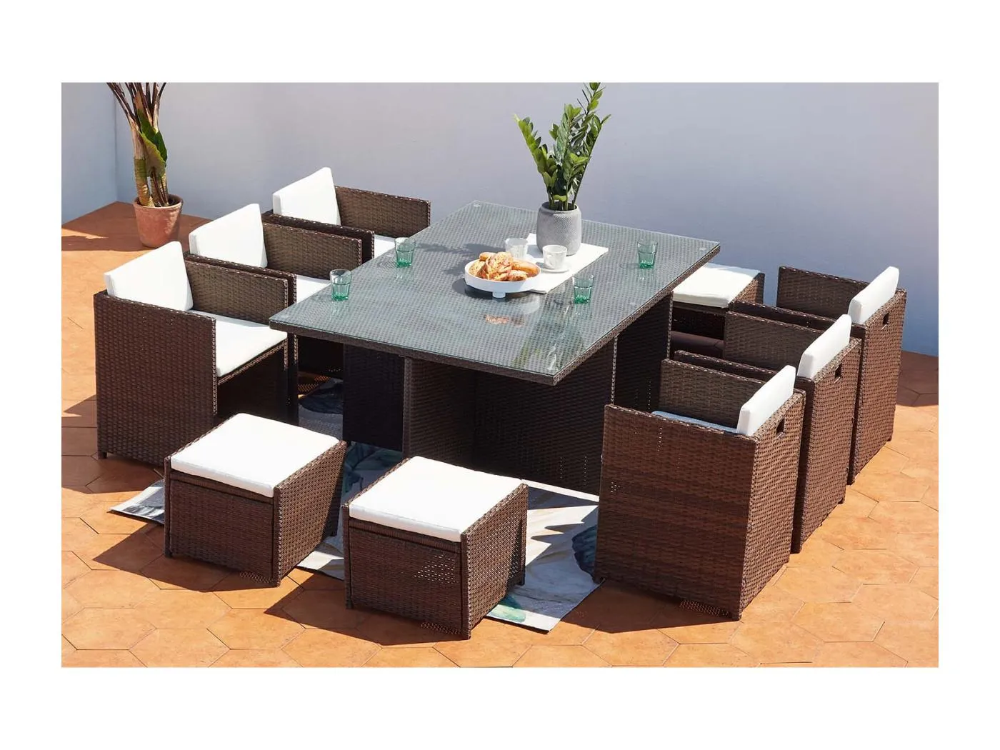 Gartenmöbel-Set aus braunem Rattan MIAMI - 10 luxuriöse Plätze mit rechteckigem Glastisch und 6 stapelbaren Stühlen