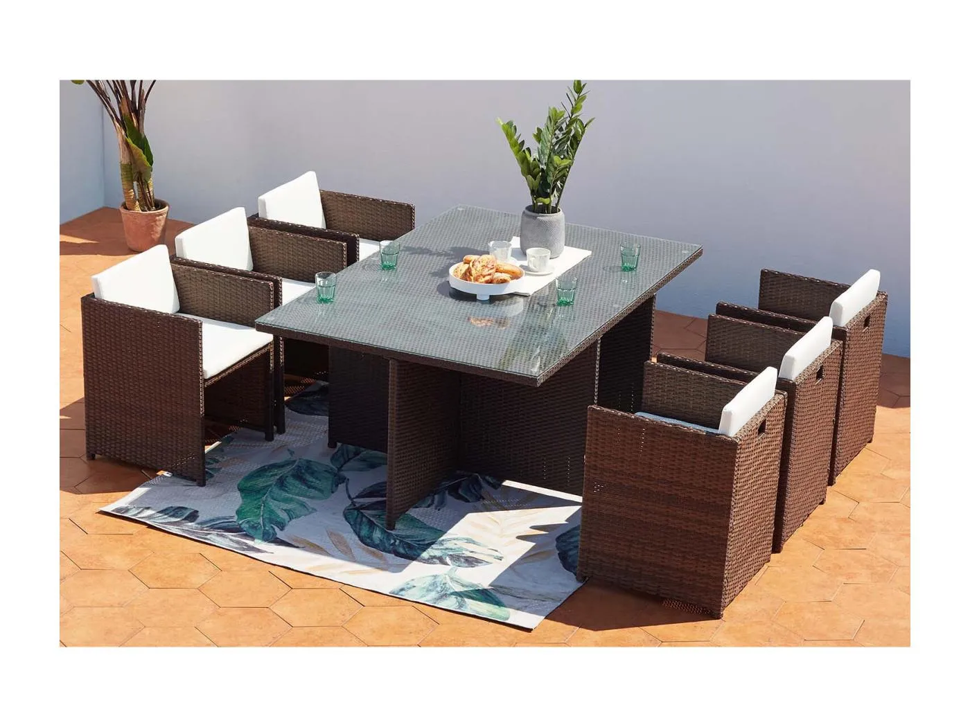 Gartenmöbel-Set aus braunem/weißem Rattan MIAMI 6 Plätze - Luxus und Komfort für drinnen und draußen
