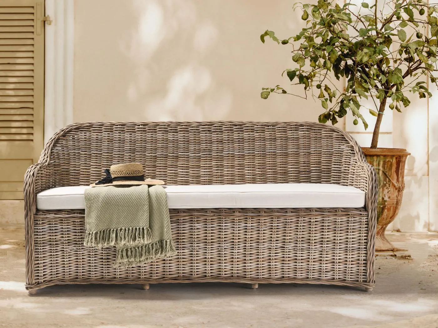3-Sitzer Gartensofa mit Armlehnen Rattan naturfarben Auflagen beige Boho Susua