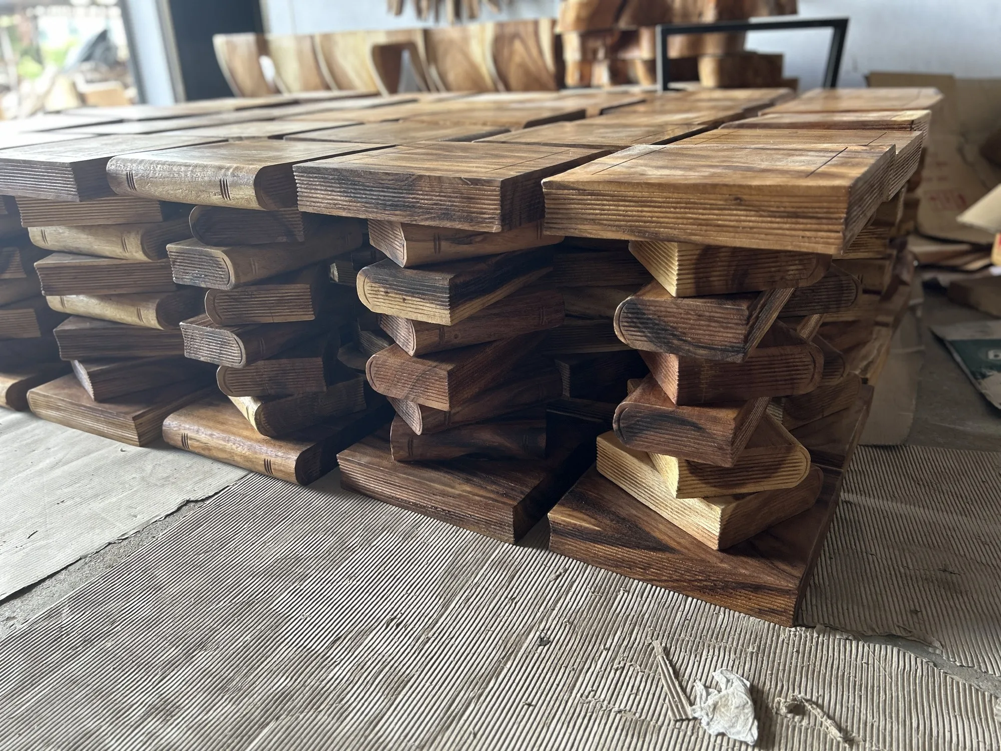 Bücherstapel, Akazienholz, H 50 cm, T 33 cm, B 33 cm