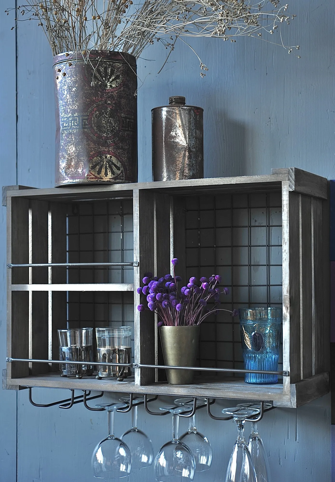 Wandregal mit Glashaltern, H 43 cm, B 60 cm, L 20 cm