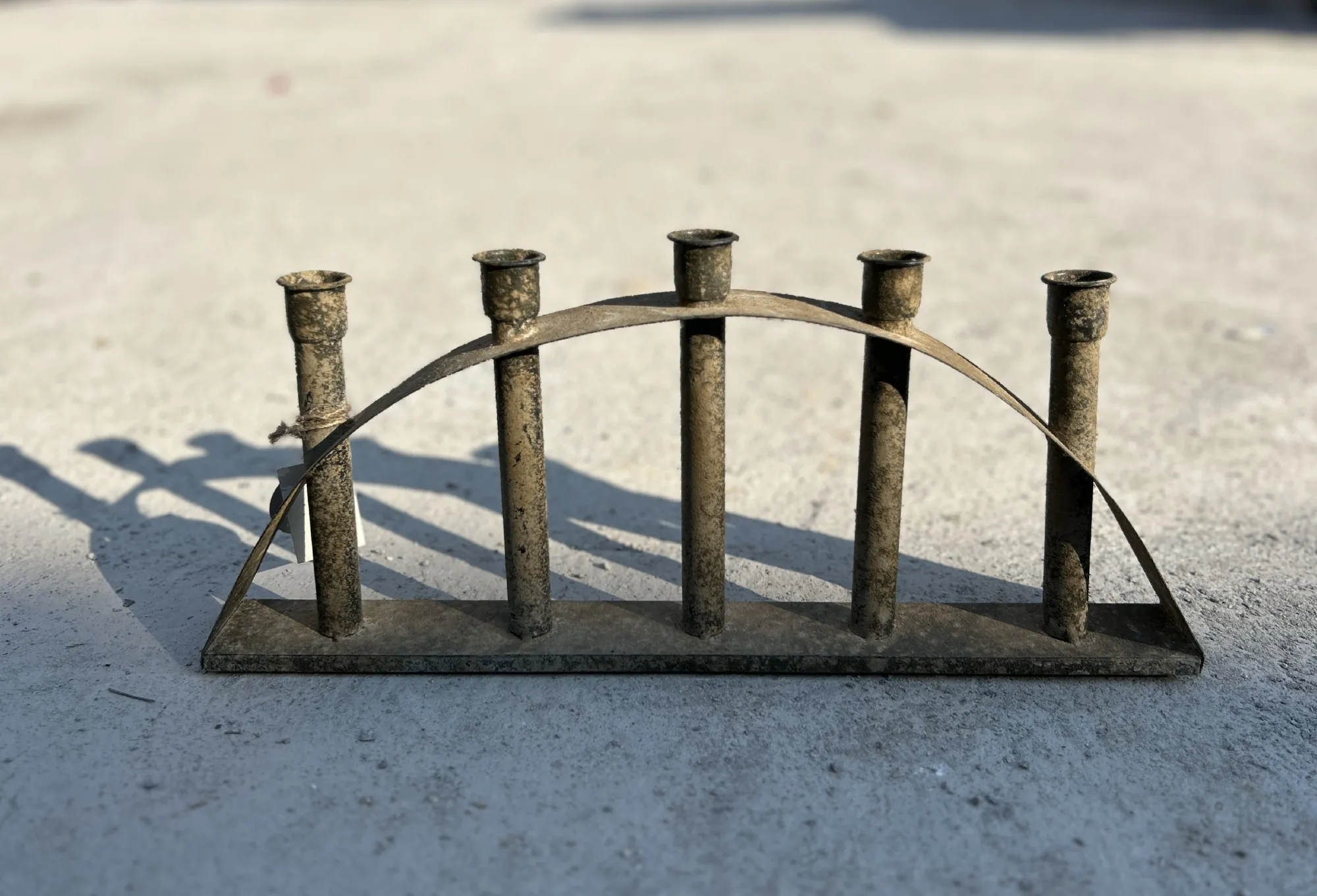 Kerzenständer aus Vintage-Eisen, B 43 cm, H 19 cm, L 5 cm