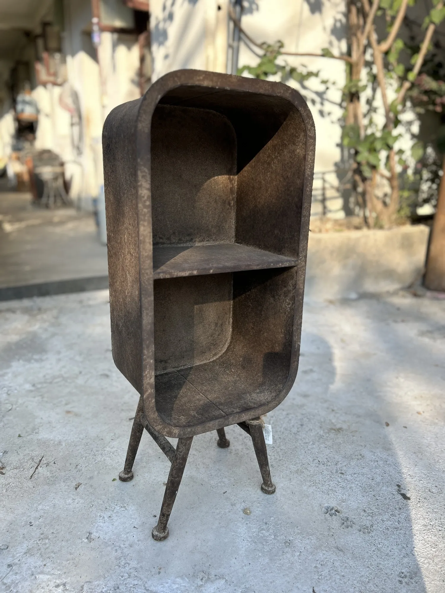 Regal aus Eisen, H 81 cm, B 33 cm, L 23 cm