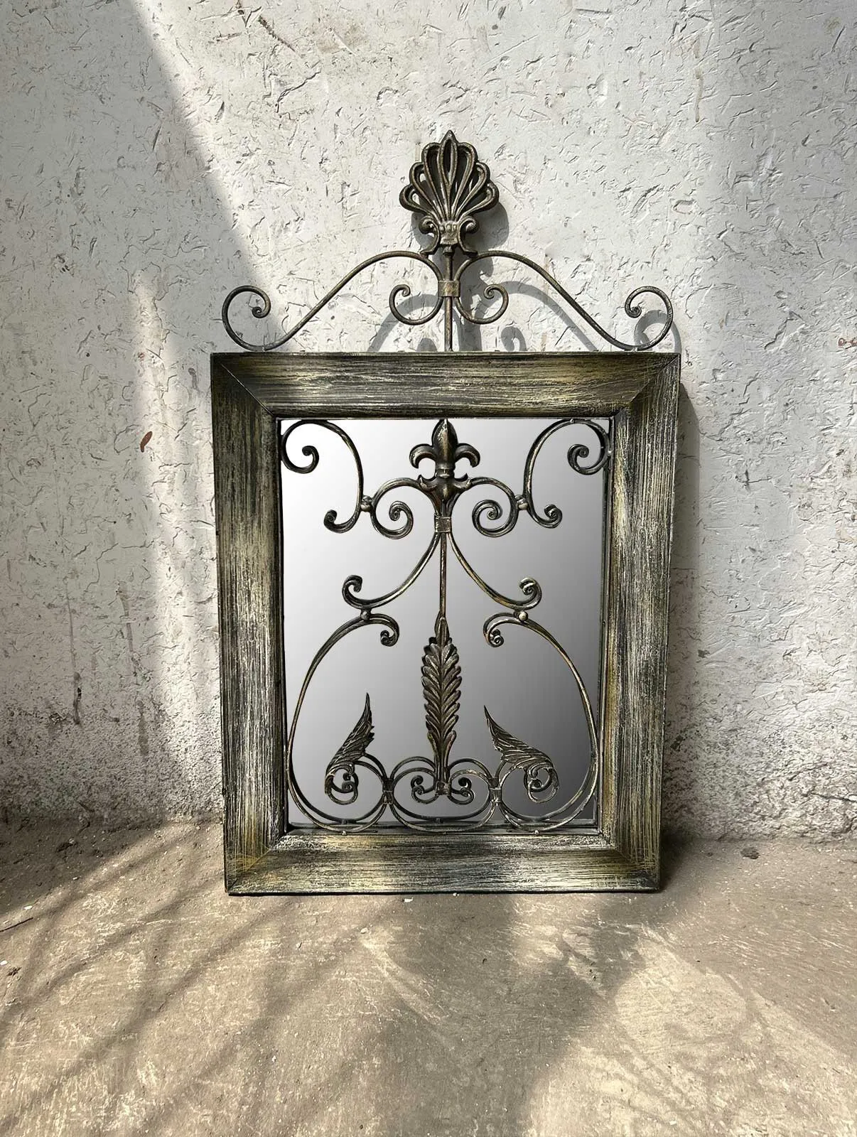Wandspiegel, aus Holz und Schmiedeeisen, H 82 cm, B 48 cm, T 3 cm