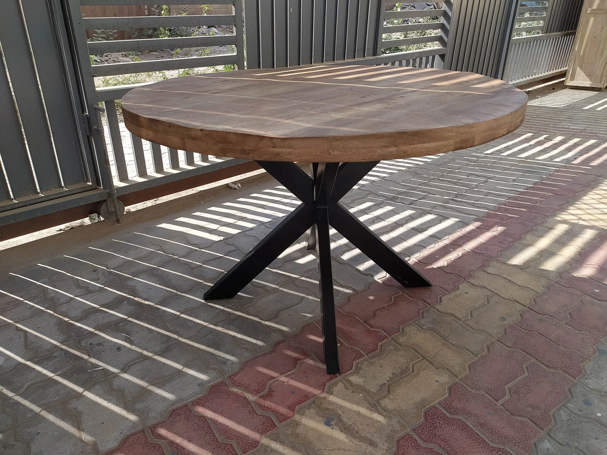 Tisch 'Timmersdorf', Mangoholz und Eisen, natur, schwarz, Ø 120 cm, H 78 cm