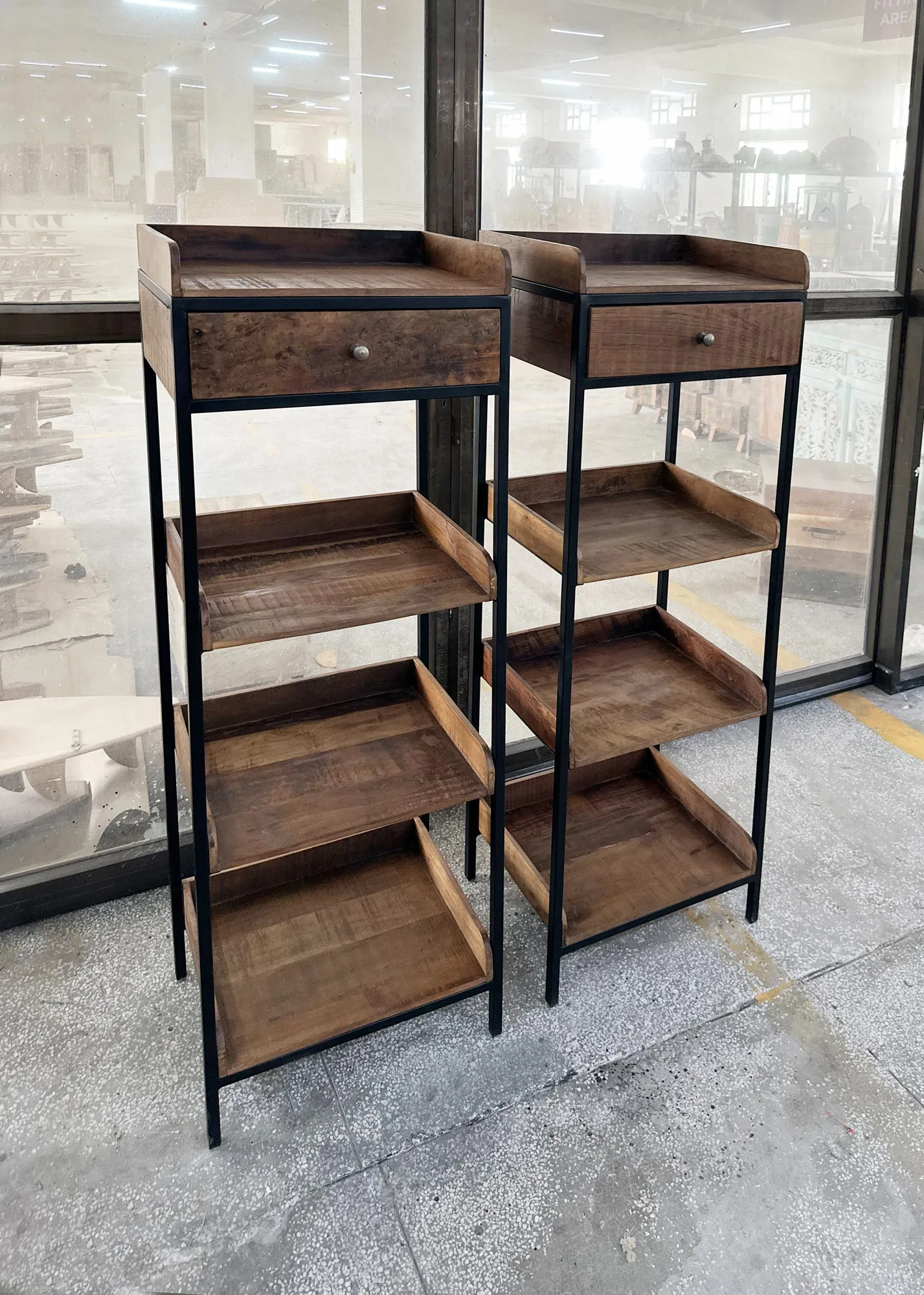 Regal 'Clepper', aus recyceltem Holz und Eisen, B 54 cm, T 38 cm, H 148 cm