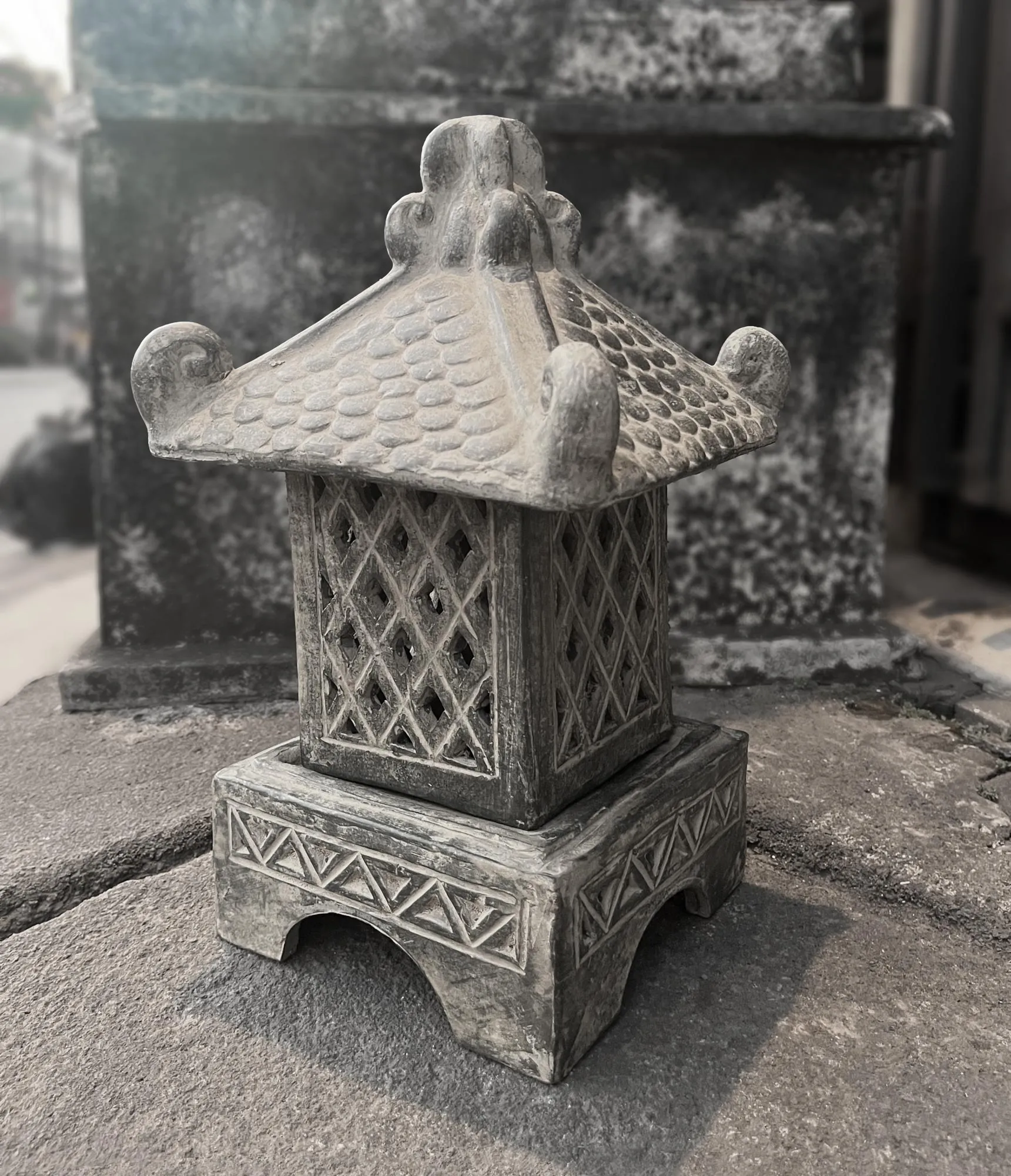 Tempelleuchte aus Terrakotta, grau, B 25 cm, T 25 cm, H 40 cm